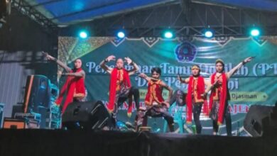 Pertunjukan seni tari siswa baru saat acara Penerimaan Tamu Qobilah dan MPLS SMK Muhammadiyah Majenang.