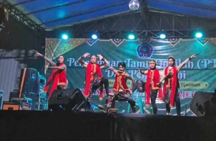 Pertunjukan seni tari siswa baru saat acara Penerimaan Tamu Qobilah dan MPLS SMK Muhammadiyah Majenang.