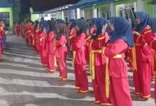Kader muda Tapak Suci berbaris rapi mengikuti latihan mental dan spiritual saat MABIT SMP Muhammadiyah 2 Kroya.