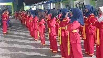 Kader muda Tapak Suci berbaris rapi mengikuti latihan mental dan spiritual saat MABIT SMP Muhammadiyah 2 Kroya.