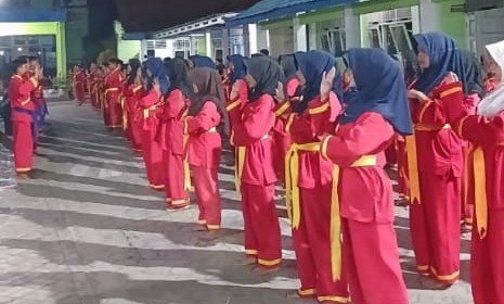 Kader muda Tapak Suci berbaris rapi mengikuti latihan mental dan spiritual saat MABIT SMP Muhammadiyah 2 Kroya.