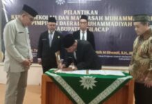Prosesi penandatanganan berita acara pelantikan Kepala Sekolah Muhammadiyah Cilacap di depan jajaran PDM Cilacap dan PWM Jateng.