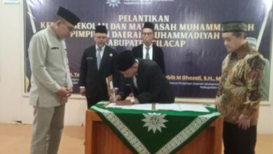 Prosesi penandatanganan berita acara pelantikan Kepala Sekolah Muhammadiyah Cilacap di depan jajaran PDM Cilacap dan PWM Jateng.