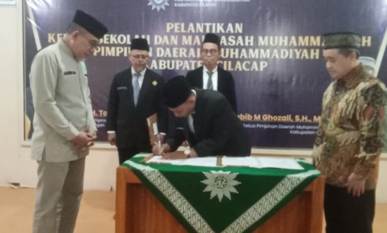Prosesi penandatanganan berita acara pelantikan Kepala Sekolah Muhammadiyah Cilacap di depan jajaran PDM Cilacap dan PWM Jateng.