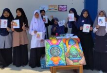 Santri menunjukkan karya seni kaligrafi dan gambar buatan tangan saat demo ekstrakurikuler di SMP MBS Limpung.