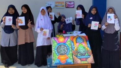 Santri menunjukkan karya seni kaligrafi dan gambar buatan tangan saat demo ekstrakurikuler di SMP MBS Limpung.
