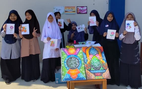 Santri menunjukkan karya seni kaligrafi dan gambar buatan tangan saat demo ekstrakurikuler di SMP MBS Limpung.