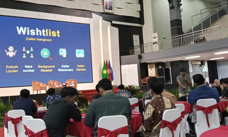 Peserta Akademi Jurnalistik Muhammadiyah 2026 menyimak materi teknik jurnalistik digital tentang poin-poin penting liputan di aula Universitas Muhammadiyah Purwokerto.