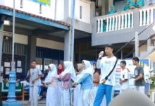 Siswa baru menunjukkan bakat tarik suara saat acara Gebyar Bakat Kreativitas MPLS SMK Muhammadiyah 1 Cilacap.