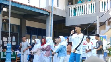 Siswa baru menunjukkan bakat tarik suara saat acara Gebyar Bakat Kreativitas MPLS SMK Muhammadiyah 1 Cilacap.