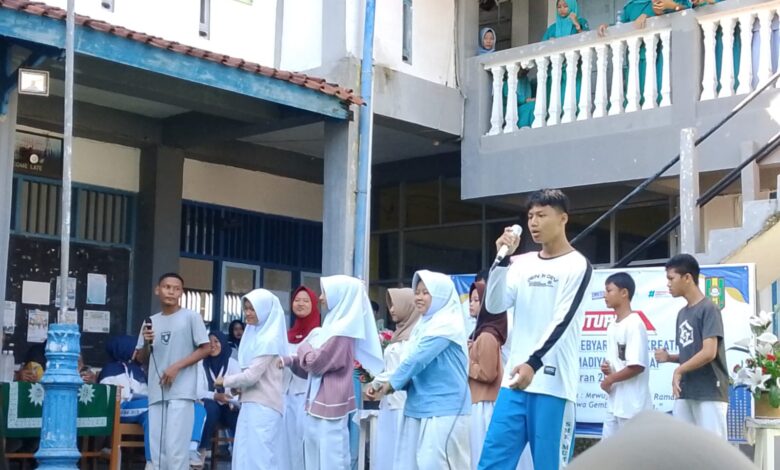 Siswa baru menunjukkan bakat tarik suara saat acara Gebyar Bakat Kreativitas MPLS SMK Muhammadiyah 1 Cilacap.