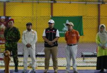 Sekelompok pria dan seorang wanita berdiri di lapangan futsal dalam rangka pembukaan PDPM Cup Ke-3 Pemuda Muhammadiyah Kota Magelang.
