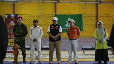 Sekelompok pria dan seorang wanita berdiri di lapangan futsal dalam rangka pembukaan PDPM Cup Ke-3 Pemuda Muhammadiyah Kota Magelang.