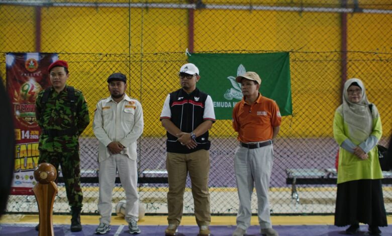 Sekelompok pria dan seorang wanita berdiri di lapangan futsal dalam rangka pembukaan PDPM Cup Ke-3 Pemuda Muhammadiyah Kota Magelang.