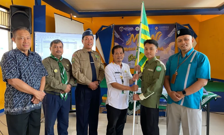 Salamun dari PDM menyerahkan bendera Hizbul Wathan kepada perwakilan siswa SMP Muhammadiyah 1 Alternatif Kota Magelang dalam pelepasan kontingen ISC ke Thailand.