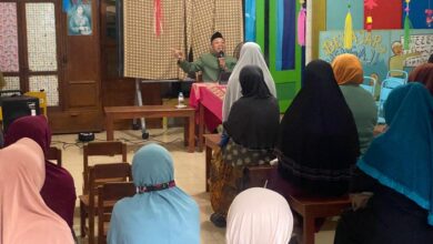 Ustaz Dwi Jatmiko memberikan ceramah tentang cara menyembuhkan sakit hati dalam Kuliah Subuh Muhammadiyah di Solo.