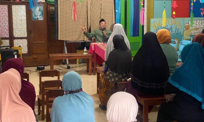 Ustaz Dwi Jatmiko memberikan ceramah tentang cara menyembuhkan sakit hati dalam Kuliah Subuh Muhammadiyah di Solo.