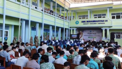 Ratusan siswa baru SMK Muhammadiyah 01 Keling mengikuti Fortasi untuk cegah pernikahan dini dan pergaulan bebas.