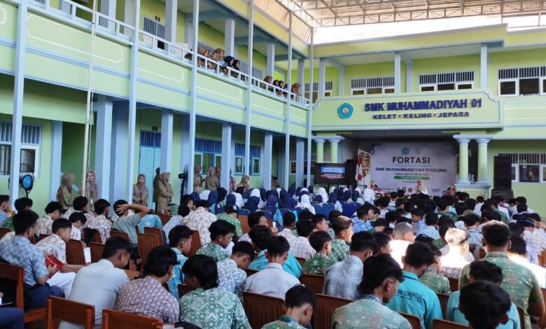Ratusan siswa baru SMK Muhammadiyah 01 Keling mengikuti Fortasi untuk cegah pernikahan dini dan pergaulan bebas.