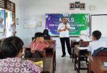 Dr. Cosmas memberikan edukasi mengenai bahaya penggunaan cotton bud kepada siswa baru saat kegiatan MPLS di SMP Muhammadiyah Keling.