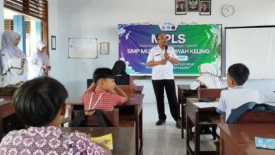 Dr. Cosmas memberikan edukasi mengenai bahaya penggunaan cotton bud kepada siswa baru saat kegiatan MPLS di SMP Muhammadiyah Keling.