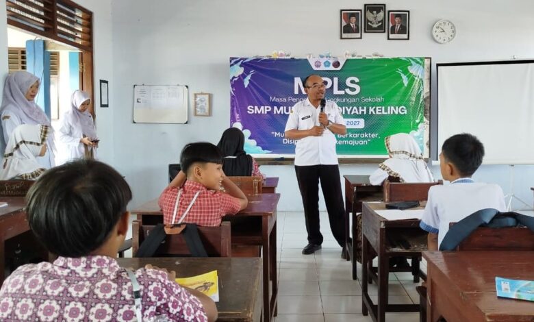 Dr. Cosmas memberikan edukasi mengenai bahaya penggunaan cotton bud kepada siswa baru saat kegiatan MPLS di SMP Muhammadiyah Keling.