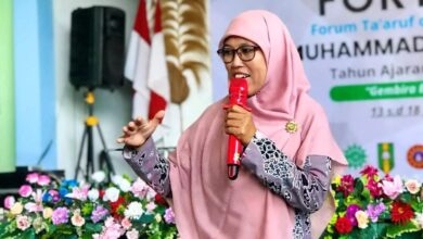Aksi kreatif guru BK saat mengisi materi MPLS SMK Muhammadiyah 01 Keling Jepara.