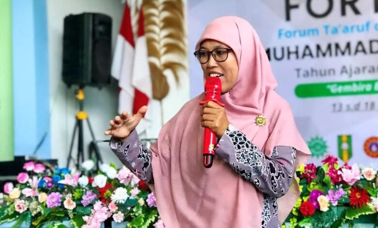 Aksi kreatif guru BK saat mengisi materi MPLS SMK Muhammadiyah 01 Keling Jepara.