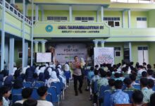 Bripka Yayang, Bhabinkamtibmas Polsek Keling, memberikan edukasi anti-bullying kepada siswa baru dalam acara Fortasi/MPLS di halaman SMK Muhammadiyah 01 Keling, Jepara.