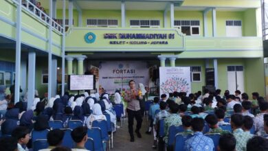Bripka Yayang, Bhabinkamtibmas Polsek Keling, memberikan edukasi anti-bullying kepada siswa baru dalam acara Fortasi/MPLS di halaman SMK Muhammadiyah 01 Keling, Jepara.
