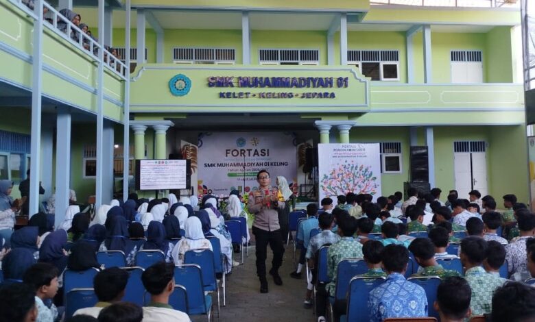 Bripka Yayang, Bhabinkamtibmas Polsek Keling, memberikan edukasi anti-bullying kepada siswa baru dalam acara Fortasi/MPLS di halaman SMK Muhammadiyah 01 Keling, Jepara.