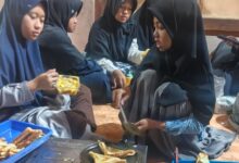 Sekelompok santri putri berhijab di Pondok Pesantren Muhammadiyah Manafi'ul Ulum Sambi berkolaborasi membuat pizza mini di wajan sebagai bagian dari praktik santri belajar bisnis kuliner.