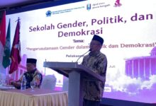 Prof. Dr. Zakiyyudin Baydhowi, M.Ag memberikan amanat dalam acara Sekolah Gender, Politik, dan Demokrasi DPD IMM Jateng.