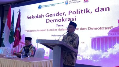 Prof. Dr. Zakiyyudin Baydhowi, M.Ag memberikan amanat dalam acara Sekolah Gender, Politik, dan Demokrasi DPD IMM Jateng.