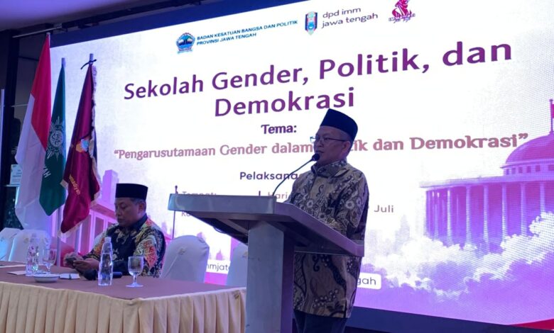 Prof. Dr. Zakiyyudin Baydhowi, M.Ag memberikan amanat dalam acara Sekolah Gender, Politik, dan Demokrasi DPD IMM Jateng.