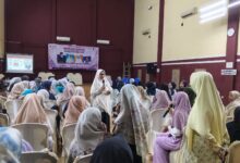 Peserta pelatihan wirausaha perempuan sedang mengikuti sesi tanya jawab aktif dengan narasumber di dalam aula pertemuan.