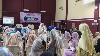 Peserta pelatihan wirausaha perempuan sedang mengikuti sesi tanya jawab aktif dengan narasumber di dalam aula pertemuan.