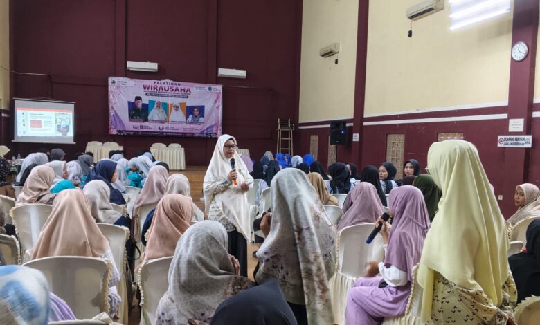 Peserta pelatihan wirausaha perempuan sedang mengikuti sesi tanya jawab aktif dengan narasumber di dalam aula pertemuan.