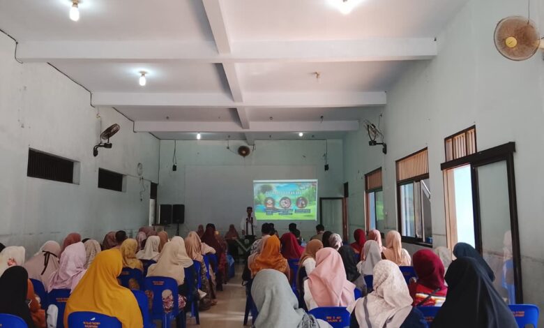 Seorang pembicara sedang memaparkan materi tentang pendidikan anak di depan audiens dalam sebuah seminar parenting di aula masjid.