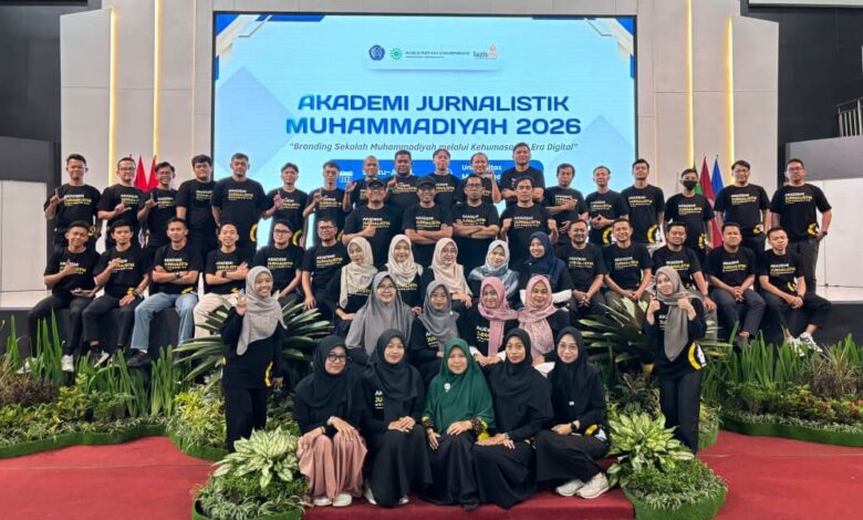 Foto bersama peserta dan narasumber Akademi Jurnalistik Muhammadiyah untuk memperkuat branding sekolah Muhammadiyah di UMP Purwokerto.