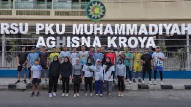 Anggota komunitas Kroya Playon foto bersama karyawan RSU PKU Muhammadiyah Aghisna Kroya sebelum aksi lari pagi massal.