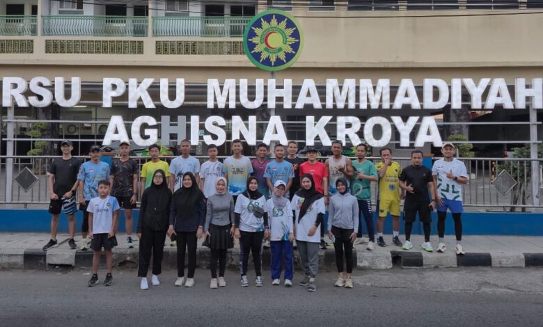 Anggota komunitas Kroya Playon foto bersama karyawan RSU PKU Muhammadiyah Aghisna Kroya sebelum aksi lari pagi massal.