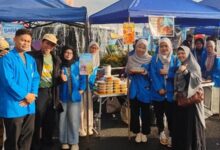 Para mahasiswa STIEM Cilacap berfoto bersama dosen pembimbing di stan kuliner jajanan olahan ikan saat acara CFD Alun-Alun Cilacap.