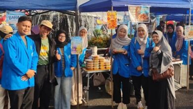 Para mahasiswa STIEM Cilacap berfoto bersama dosen pembimbing di stan kuliner jajanan olahan ikan saat acara CFD Alun-Alun Cilacap.