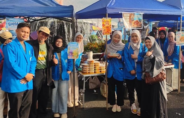 Para mahasiswa STIEM Cilacap berfoto bersama dosen pembimbing di stan kuliner jajanan olahan ikan saat acara CFD Alun-Alun Cilacap.