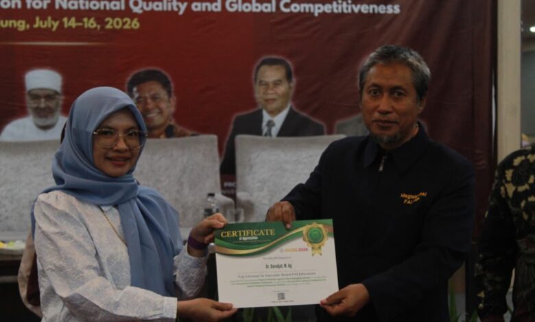 Seorang wanita menyerahkan sertifikat penghargaan "Top Lecturer" kepada seorang pria di atas panggung acara konferensi formal.