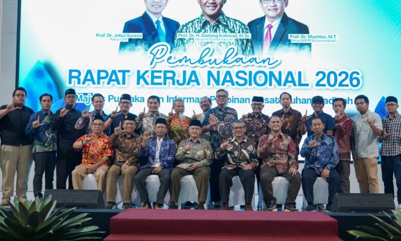 Foto bersama pengurus PP Muhammadiyah dan peserta Rakernas MPI 2026 di UMP untuk membahas transformasi digital Muhammadiyah.