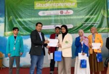 Mahasiswa UMPWR menerima penghargaan juara nasional pada ajang Studentpreneur Bootcamp MCEBI 2026 di Malang