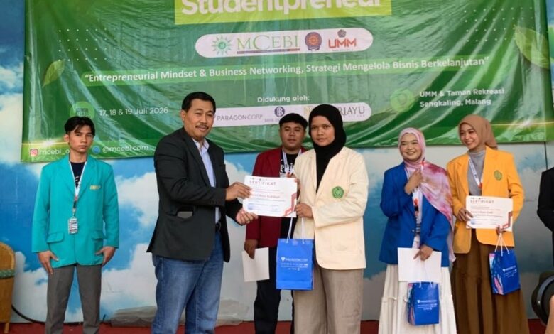 Mahasiswa UMPWR menerima penghargaan juara nasional pada ajang Studentpreneur Bootcamp MCEBI 2026 di Malang