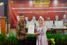 Wakil Dekan II FAI UMS, Dr. Istanto, menyerahkan dokumen kerja sama dalam implementasi Kurikulum OBE FAI UMS di sela konferensi AICIRE 2026 di Bandung.